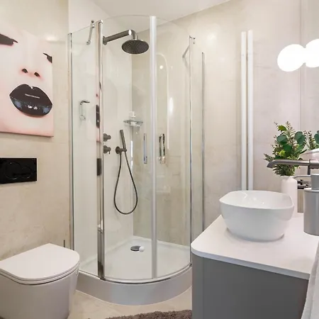 Modern Near Metro Center - Gieldowa Apartman